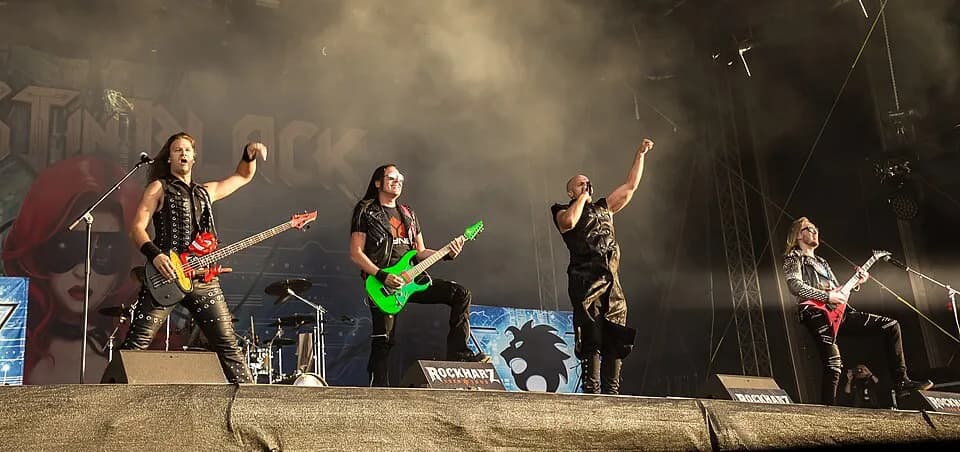 BEAST IN BLACK  +SONATA ARCTICA y FROZEN CROWN
